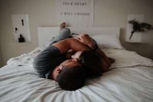 Pareja hablando después de una dificultad para mantener la erección